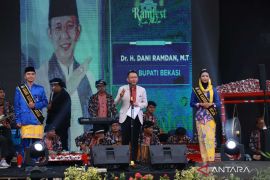 Pemkab Bekasi berikan beasiswa kuliah untuk 100 pemuda berprestasi