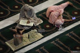 Iktikaf malam Lailatul Qadar di Surabaya