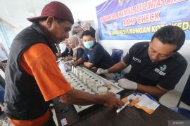 Tes urine sopir angkutan mudik