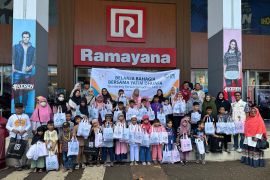 YBM PLN UID Sulselrabar ajak yatim dhuafa belanja baju Lebaran