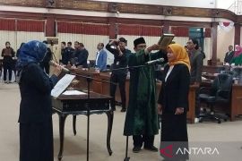 Aluh Rusmala dilantik jadi anggota DPRD NTB gantikan almarhum Satriawandi