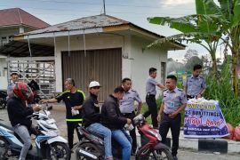 Pegawai Bapas Bukittinggi turun ke jalan bagi-bagi menu berbuka gratis