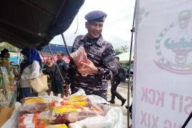 TNI Gelar Bazar Sembako Murah Jelang Idul Fitri di Tarakan