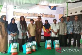 Pemkot Pangkalpinang serahkan paket bahan kebutuhan pokok dari PT BPRS Babel ke mustahik