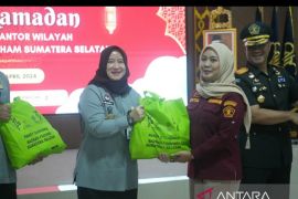 Kemenkumham Sumsel bagikan paket Lebaran kepada pegawai alih daya