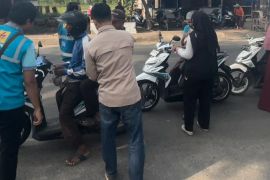 Sapa pelanggan di Bulan Ramadhan, PLN Payakumbuh berbagi takjil gratis