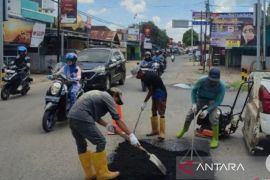 Kalsel kemarin, PUPR Tapin tambal jalan hingga HST terima penghargaan