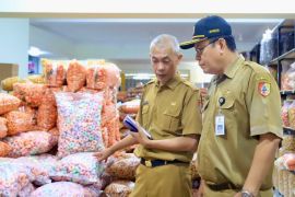 Petugas temukan makanan tak layak konsumsi saat monitoring di Jember