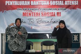 Menteri sosial beri bantuan ke penyandang disabilitas di Kendari Page 1 Small