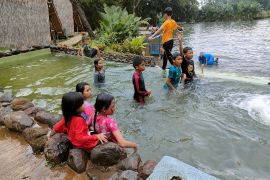 Kiat stimulasi anak lakukan aktivitas fisik sesuai usia
