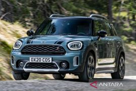 Mewahnya mobil-mobil Sandra Dewi