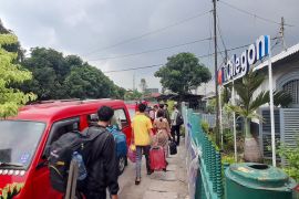 Pemudik maksimalkan angkot gratis untuk menuju Pelabuhan Merak