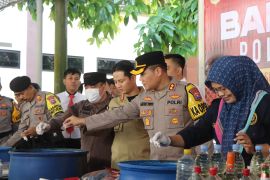 Polres Trenggalek musnahkan 1.300 liter miras oplosan