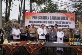 Polres Tasikmalaya Kota musnahkan miras dan knalpot bising
