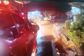 BPBD Pasaman Barat turunkan dua perahu karet bantu korban banjir