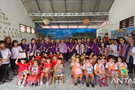 Persatuan Wanita Tonsea berbagi kasih pada anak hingga lansia di Minut