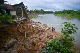 Tanah amblas tergerus sungai Batang Anai Page 1 Small