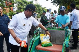 Bantuan bahan pokok Wali Kota Madiun