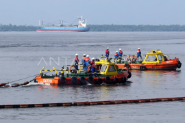 Antisipasi tumpahan minyak di perairan Dumai Page 1 Small