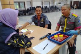 Puluhan sopir bus mudik gratis di Tangerang jalani tes urine