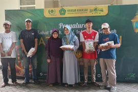 Siswa TK-SMA "Khadijah" Surabaya bagikan zakat Rp33,08 juta