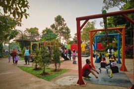 Disbudpar Kota Tangerang siagakan personel rawat taman selama libur lebaran