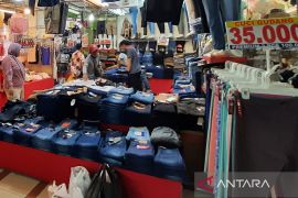 Pengunjung Pasar Tanah Abang disarankan utamakan transaksi non tunai