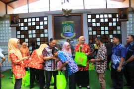 DWP bagikan paket bantuan petugas kebersihan Pemkot Tangerang