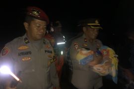 Puluhan korban banjir di Pasaman Barat dievakuasi
