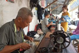 Jasa permak pakaian di Tulungagung kewalahan layani order