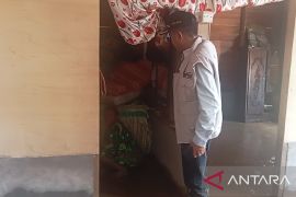 Tim gabungan Pemkab Pasaman Barat bantu bersihkan material banjir di Sinuruik (Video)