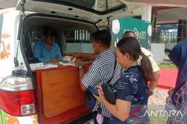 Warga Kota Ambon antusias tukar uang baru lewat kas keliling BI