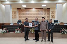 Sekda Tomohon serahkan LKPJ Wali kota 2023 ke DPRD