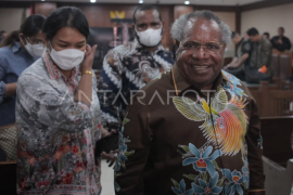 Bupati Mimika bersaksi untuk kasus korupsi Gereja Kingmi Mile Page 1 Small