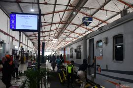 Penumpang pemudik awal KA di Madiun