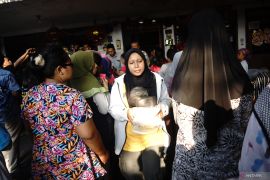 Antre pembagian sembako di Jombang