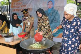 PKK Kalbar promosikan kuliner lokal dengan berbagi takjil