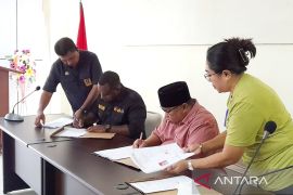 Pemprov-Bawaslu Papua Barat teken pencairan dana hibah Pilkada 2024