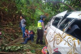 Mobil Toyota Hiace angkut 11 penumpang masuk jurang di Madina