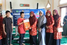 DWP UIN Ar-Raniry berbagi dengan kaum dhuafa