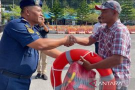 KSOPP Danau Toba bagikan perlengkapan keselamatan kepada kru kapal