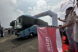Isuzu berangkatkan 64 keluarga pengemudi truk dan bus mudik gratis