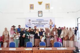 Cegah Stunting, Pj. Wako Padang Panjang serahkan PKMK Balita