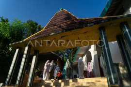 Shalat Id Jamaah Masjid Aolia di Yogyakarta Page 1 Small
