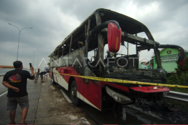 Bus terbakar di gerbang tol Tegal Page 1 Small