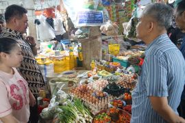 Pj Bupati Sidrap memastikan harga sembako relatif stabil jelang Lebaran