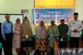 TP-PKK Kota Solok bagikan paket Lebaran untuk keluarga kurang mampu