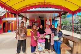 Kelenteng Sijuk berbagi bingkisan Idul Fitri 1445 Hijriah kepada masyarakat