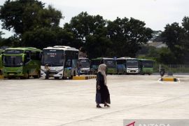 Arus mudik Lebaran di Terminal Rajabasa Page 3 Small