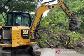Pemprov Kaltim siagakan alat berat antisipasi  jalan putus arus mudik